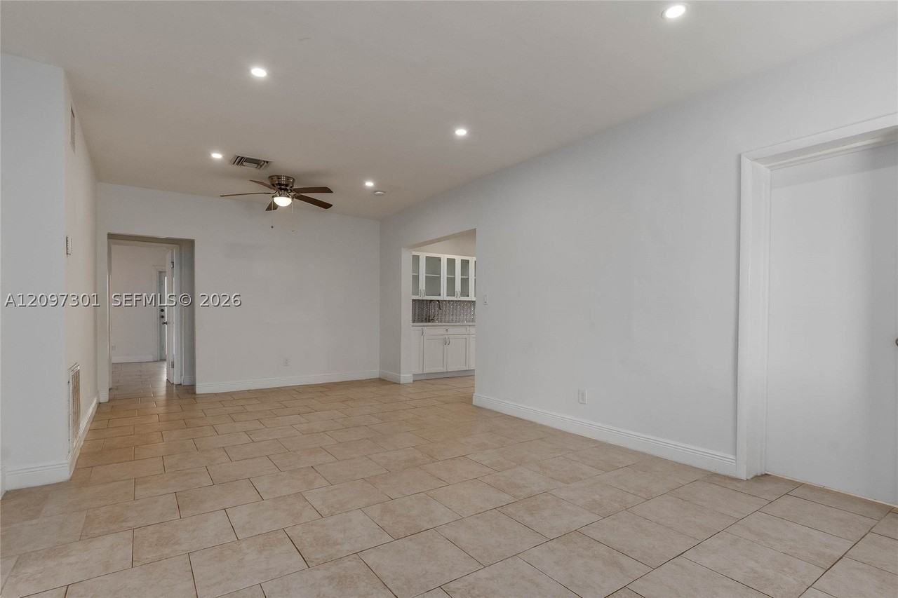 3916 Sw 58th Ave - Photo 4 of 26