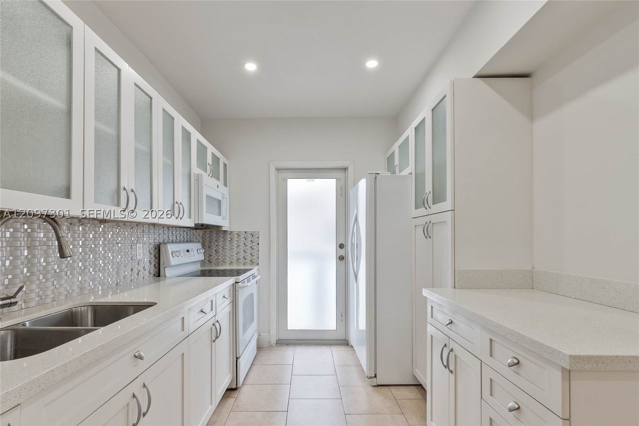 3916 Sw 58th Ave - Photo 5 of 26
