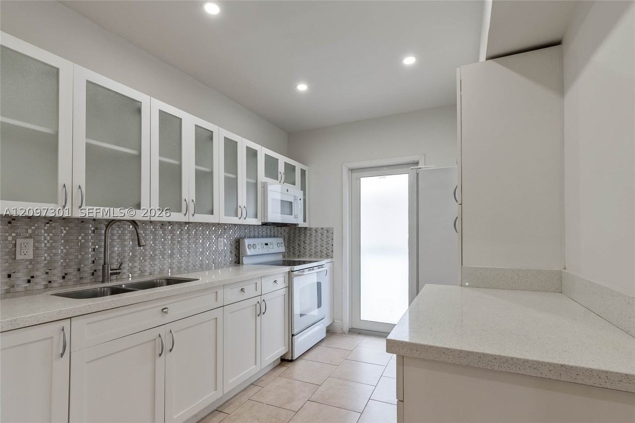 3916 Sw 58th Ave - Photo 6 of 26
