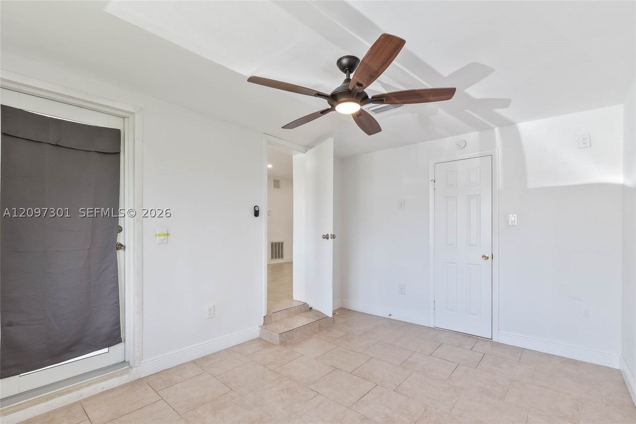 3916 Sw 58th Ave - Photo 7 of 26