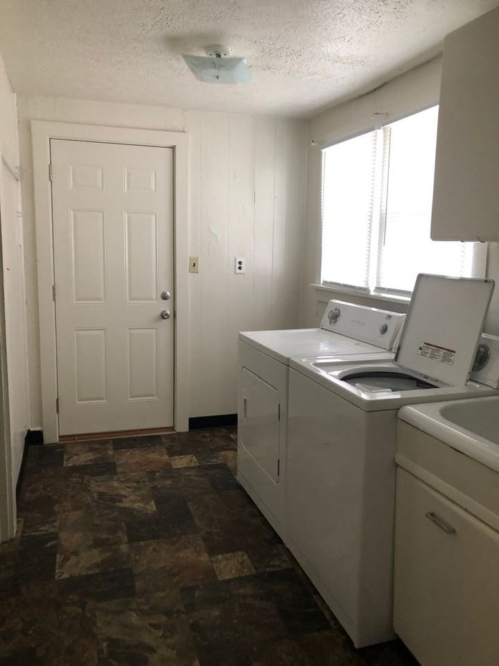 202 E 15th St - Photo 4 of 5