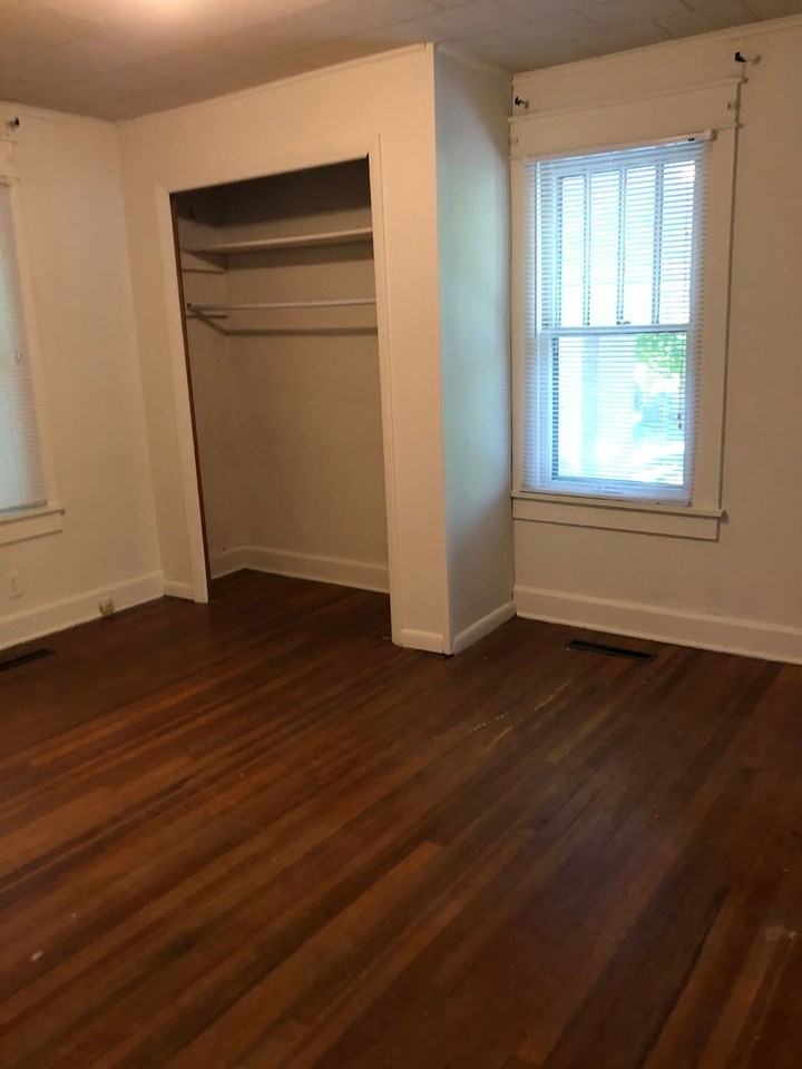 207 E 12th St - Photo 3 of 8