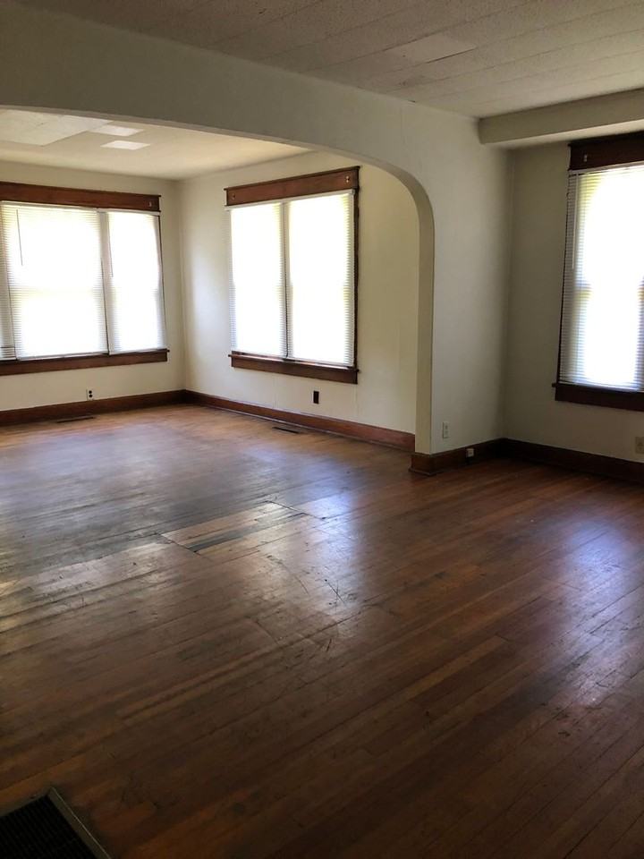 207 E 12th St - Photo 4 of 8