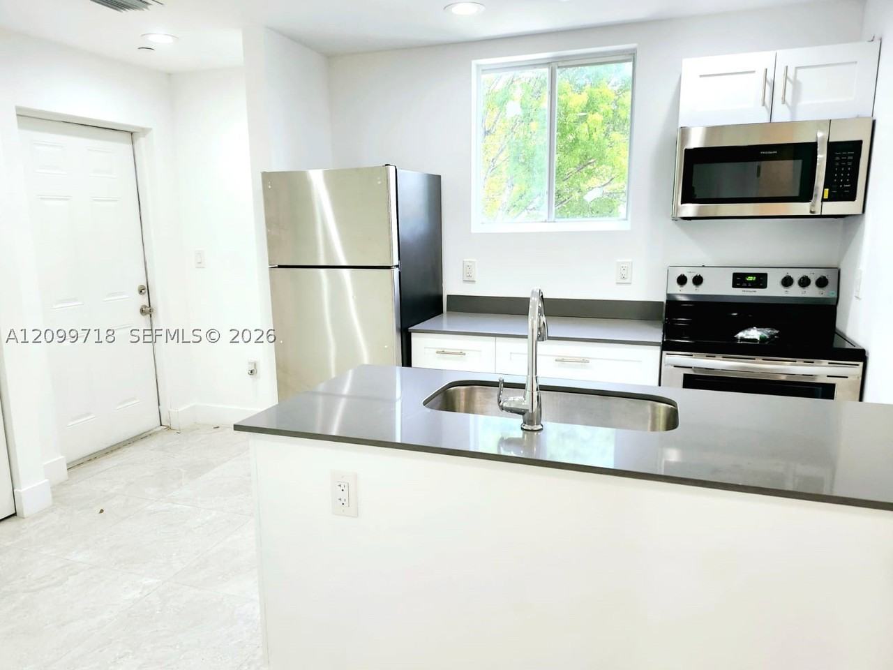 580 Nw 34th St #5 - Photo 3 of 17