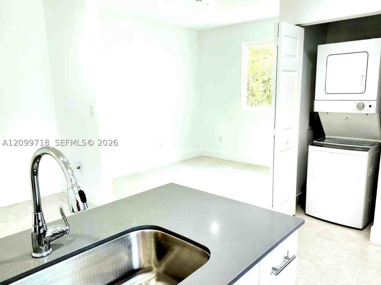 580 Nw 34th St #5 - Photo 4 of 17