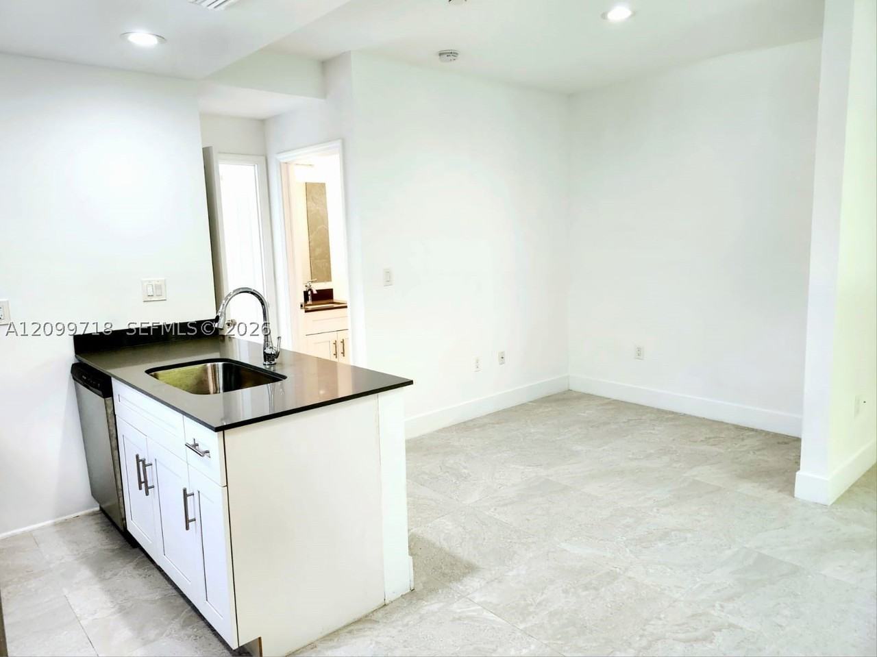 580 Nw 34th St #5 - Photo 5 of 17