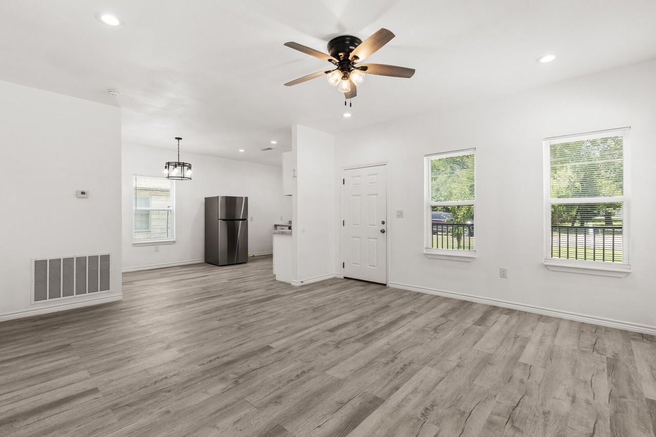 1215 Kellum St - Photo 4 of 14