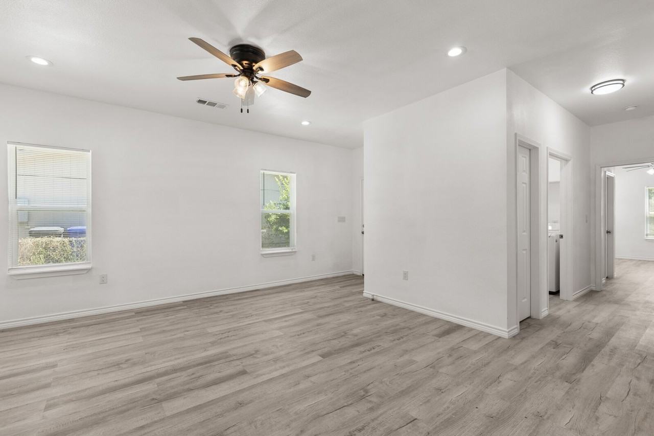 1215 Kellum St - Photo 5 of 14