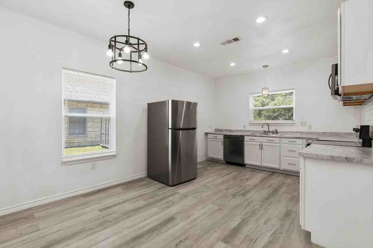 1215 Kellum St - Photo 6 of 14