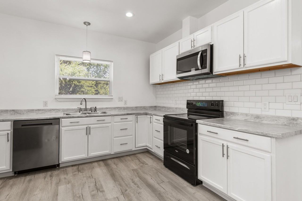 1215 Kellum St - Photo 7 of 14