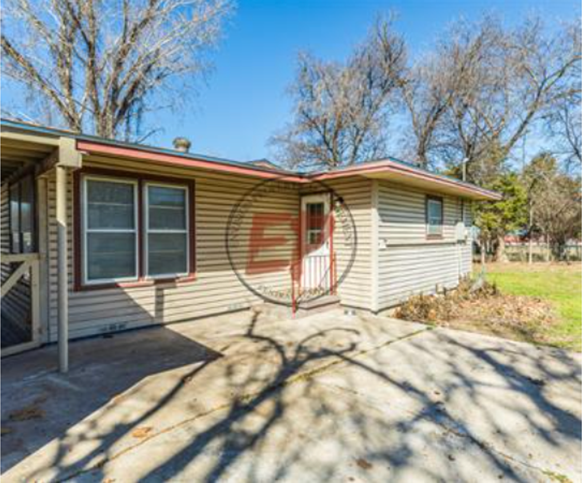 817 Lawrence Dr - Photo 2 of 14