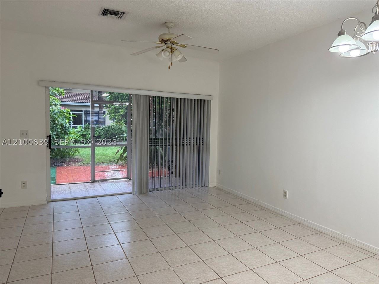 320 Sw 120th Ave #320 - Photo 3 of 19