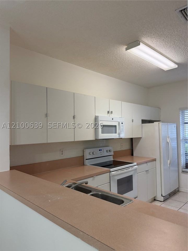 320 Sw 120th Ave #320 - Photo 4 of 19