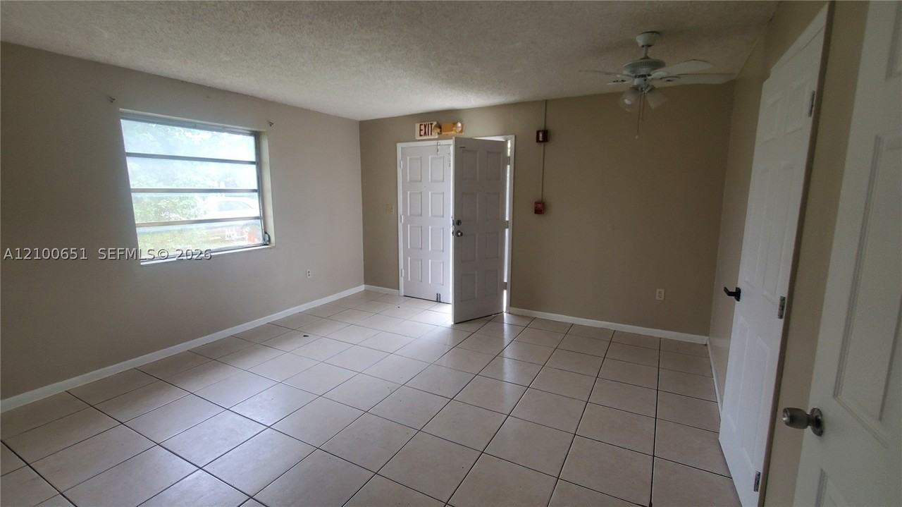 1186 Ne 151st St #1186 - Photo 3 of 7