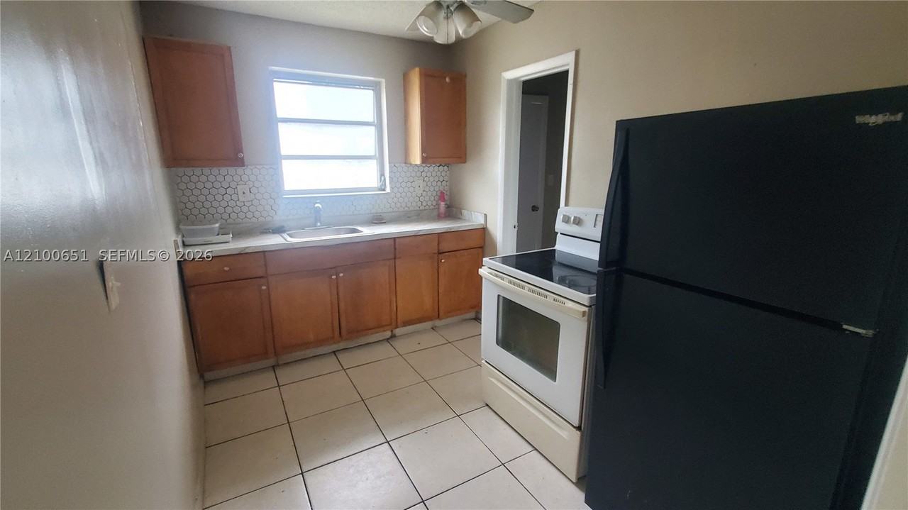 1186 Ne 151st St #1186 - Photo 4 of 7