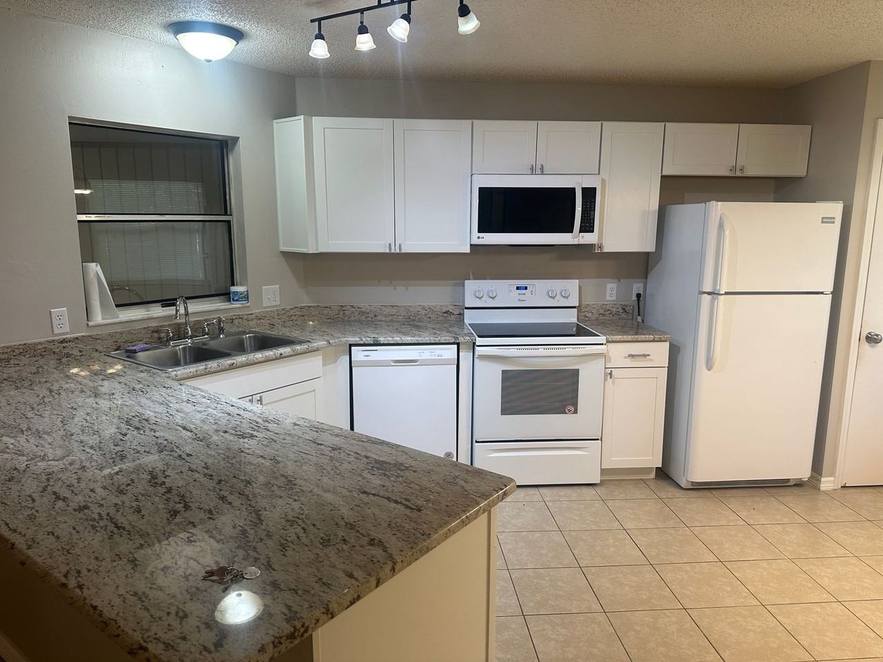 2312 Centennial Blvd - Photo 2 of 13