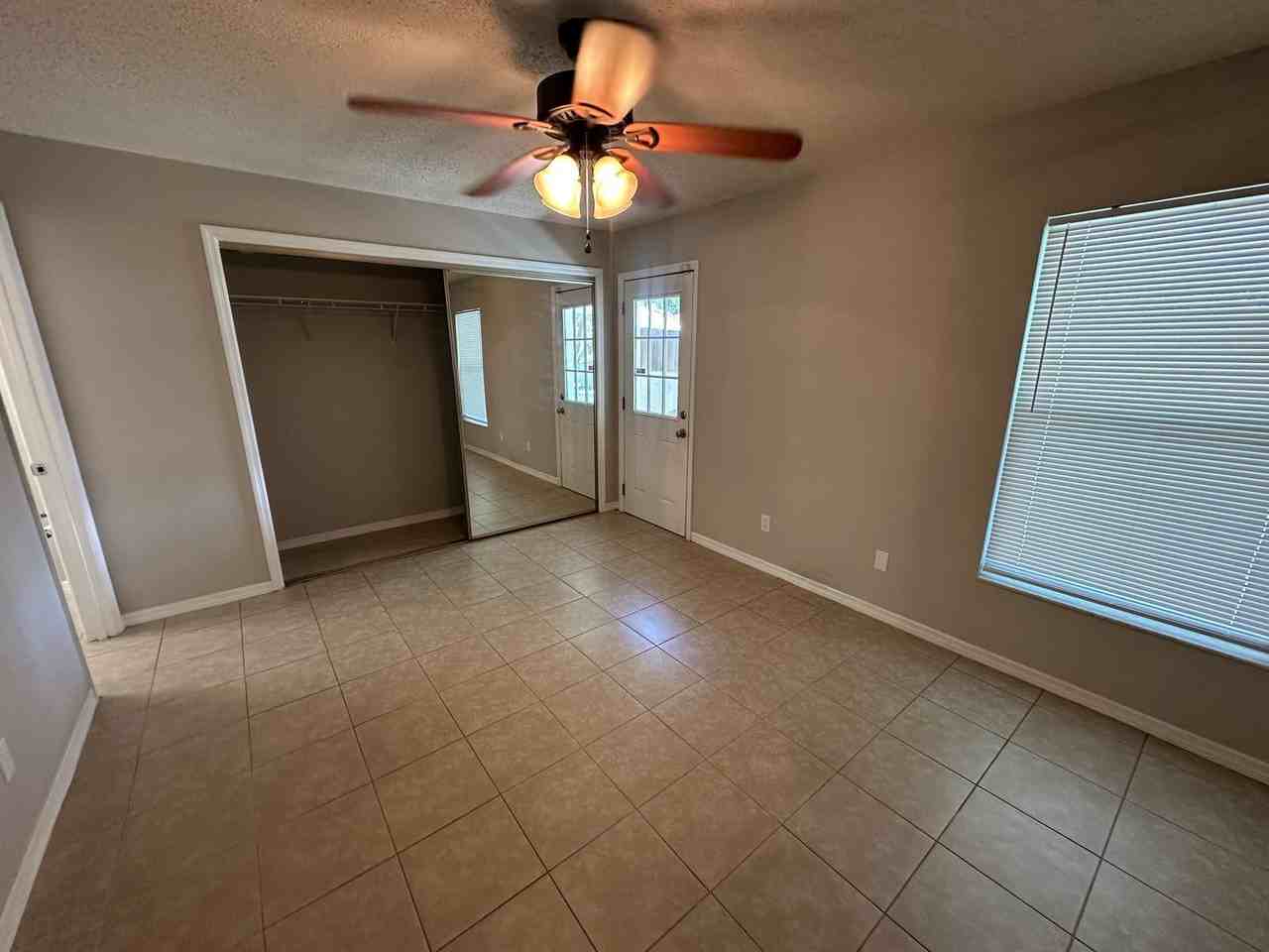2312 Centennial Blvd - Photo 5 of 13