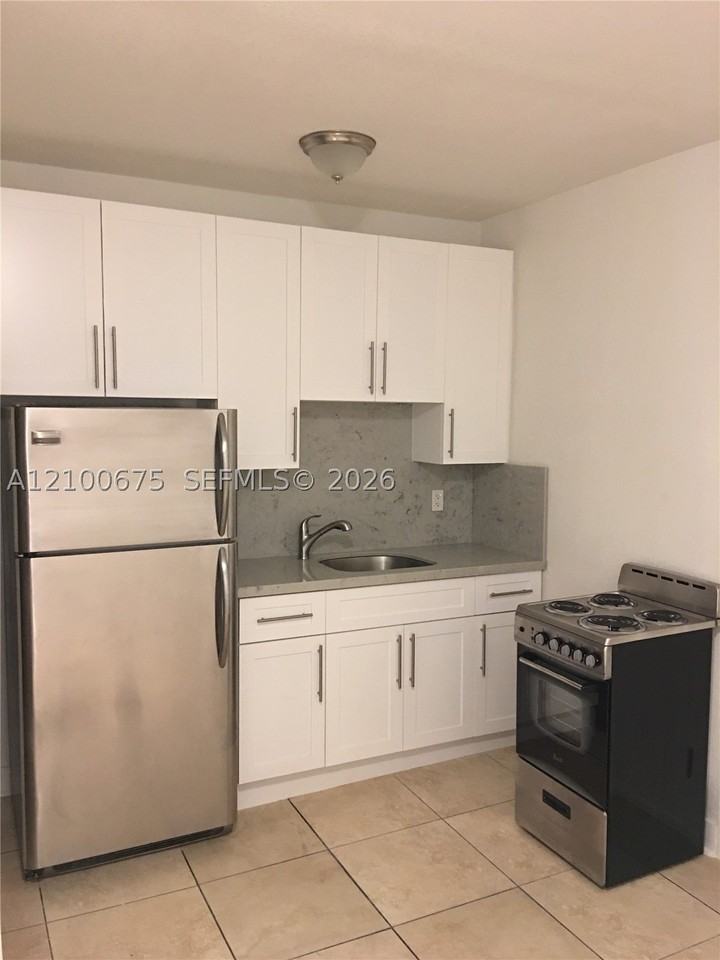 712 Sw 56th Ave #6B - Photo 3 of 7