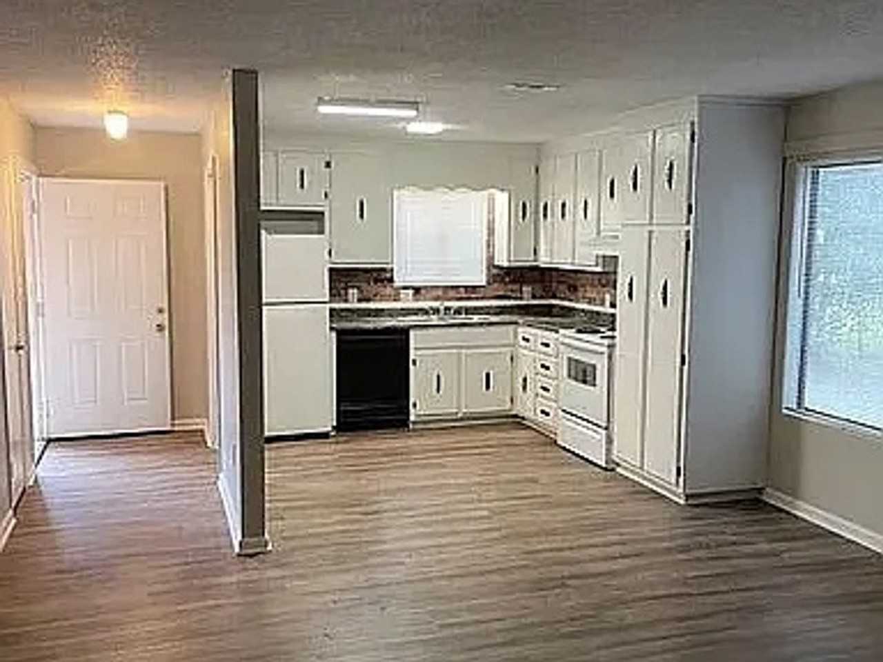 1198 Mcarthur Dr - Photo 2 of 2