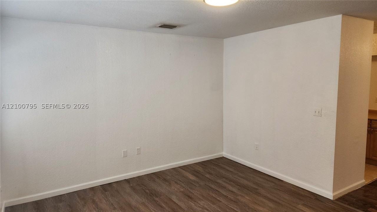 170 Sw 11th Ave #14 - Photo 3 of 18