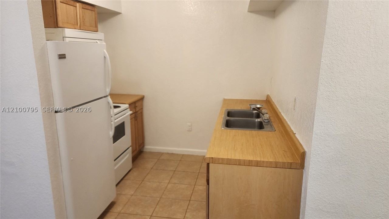 170 Sw 11th Ave #14 - Photo 6 of 18