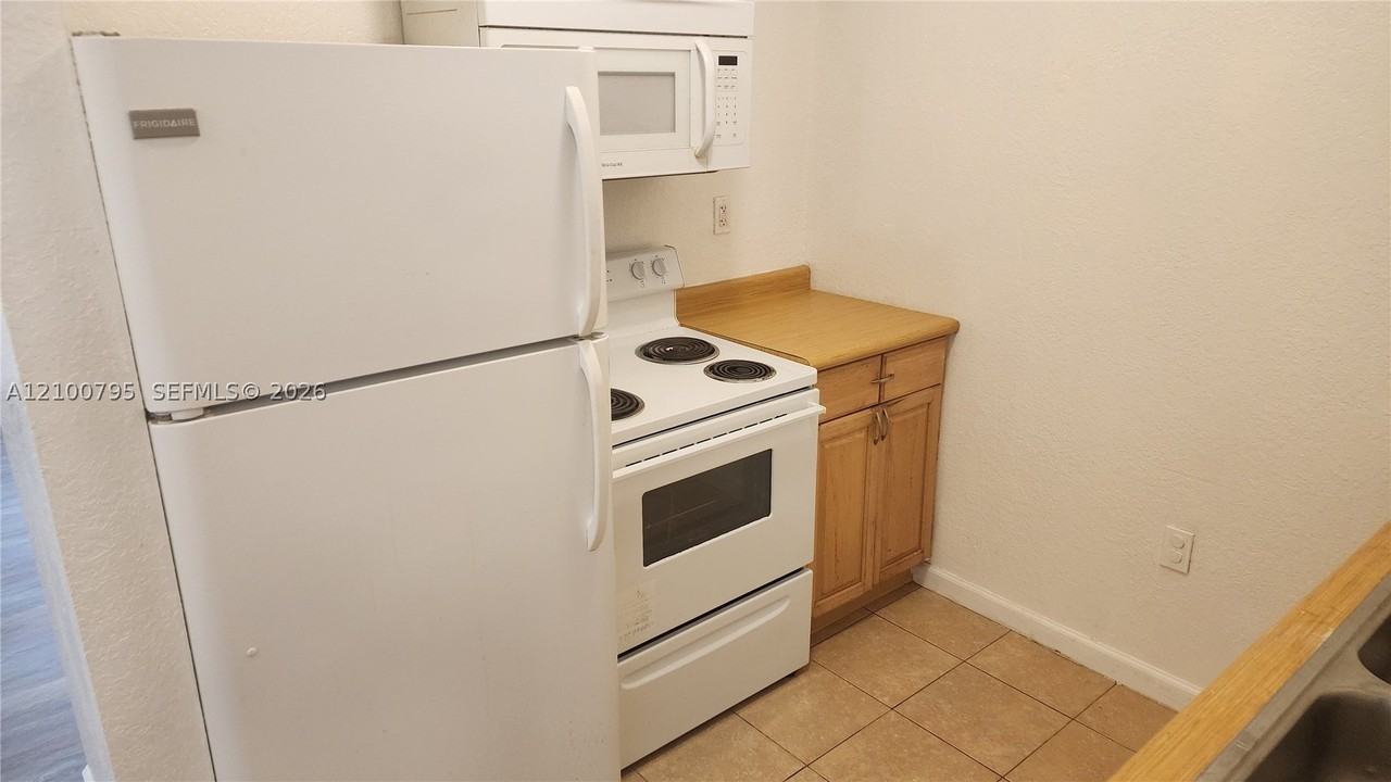 170 Sw 11th Ave #14 - Photo 7 of 18