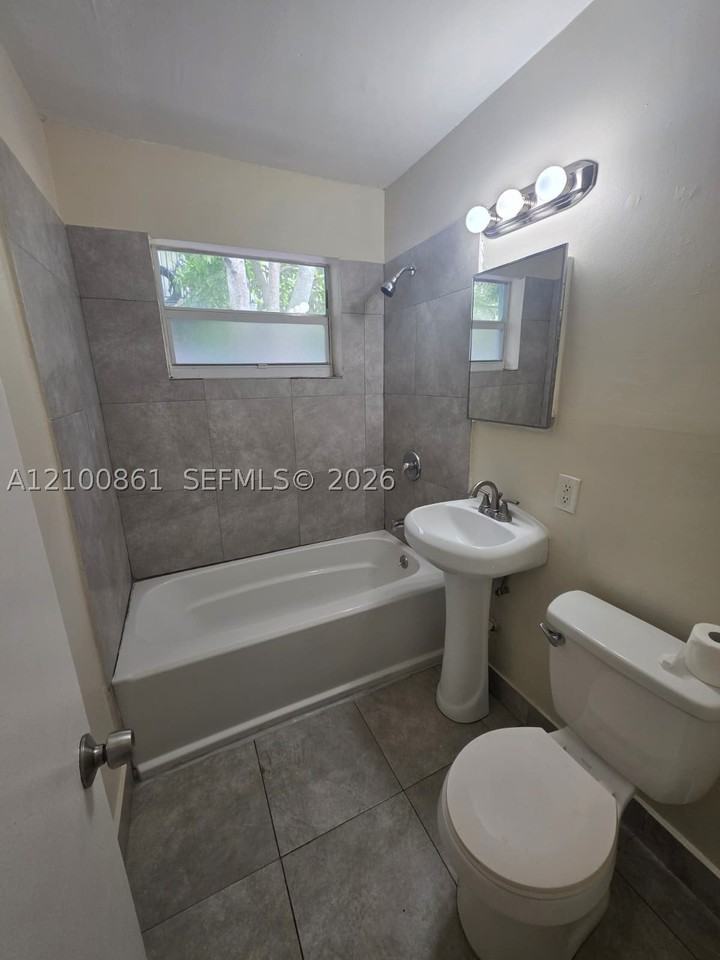 1105 Sw 15th Ter #4 - Photo 2 of 3