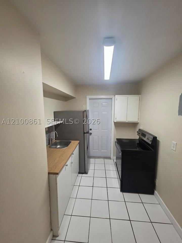 1105 Sw 15th Ter #4 - Photo 3 of 3