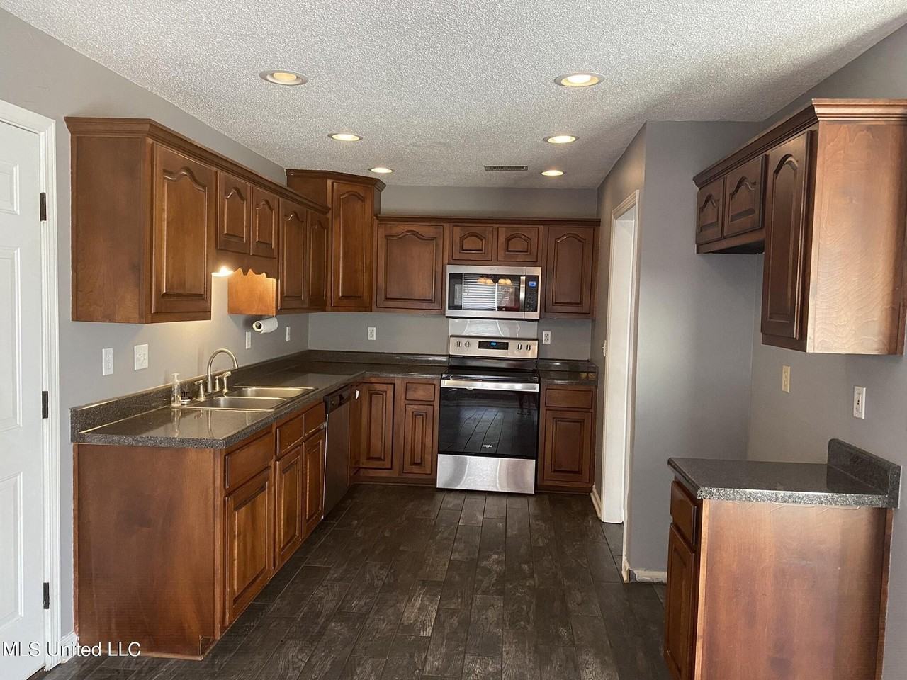 6166 Sandbourne E - Photo 5 of 26