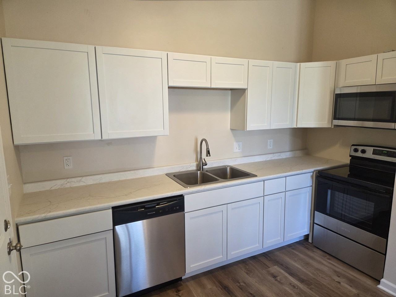 10329 Milford Ct - Photo 5 of 40