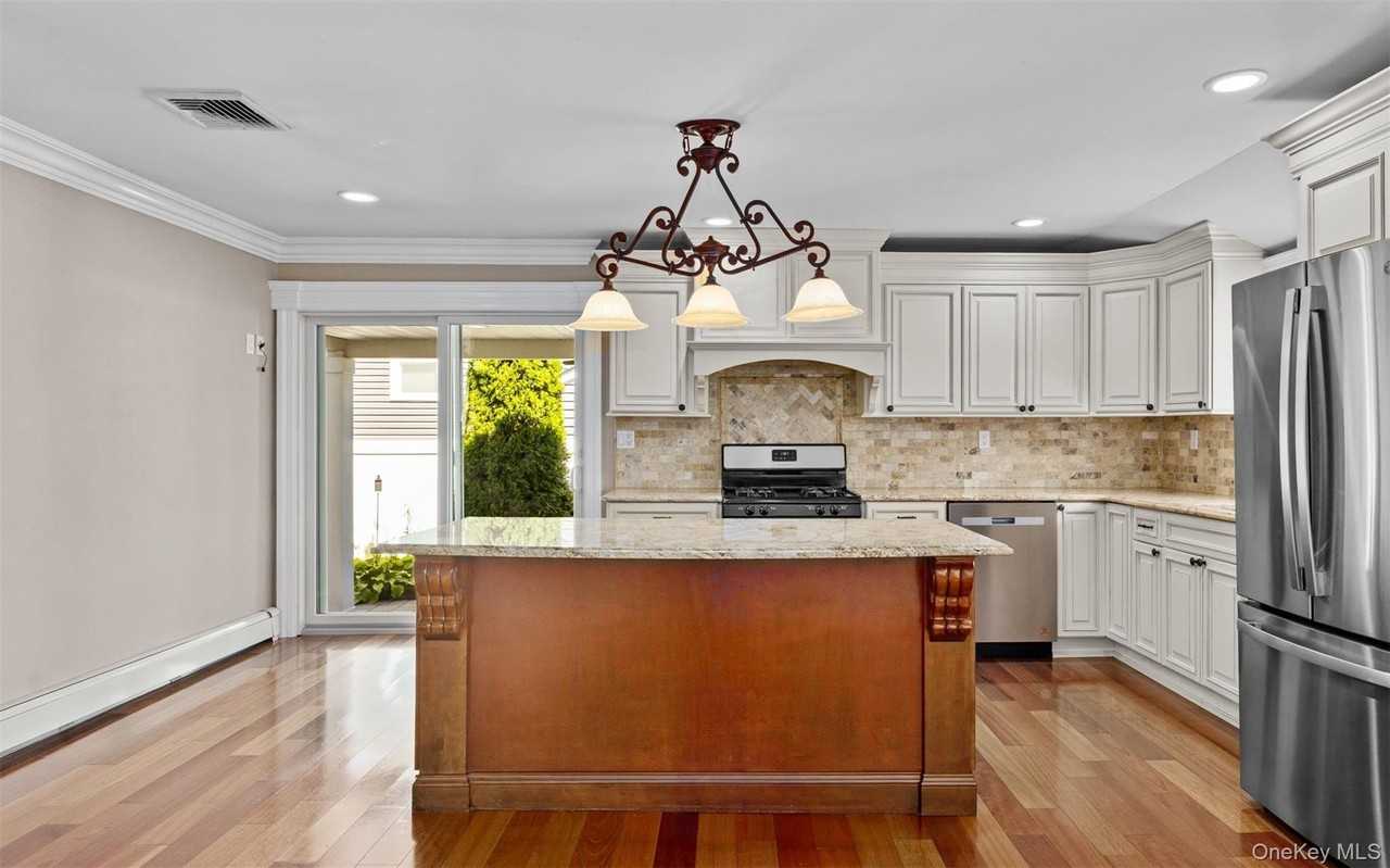 392 Philadelphia Ave - Photo 4 of 28