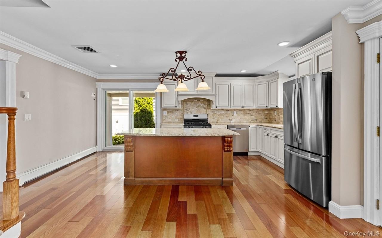 392 Philadelphia Ave - Photo 5 of 28