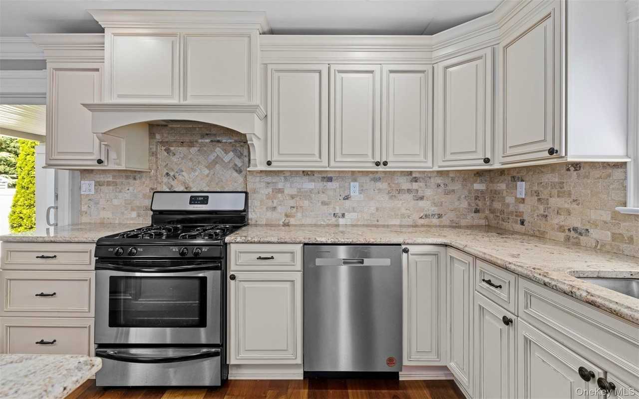 392 Philadelphia Ave - Photo 7 of 28