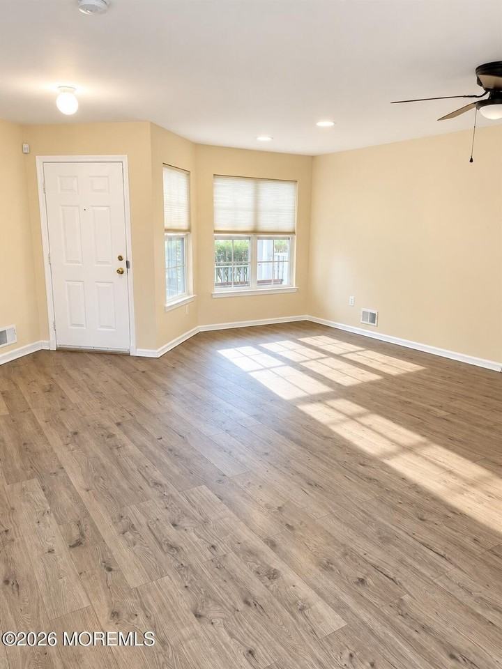 133 Murray Dr - Photo 3 of 30