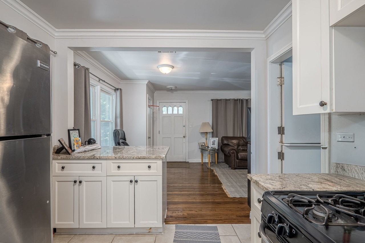 622 N Main St - Photo 7 of 12