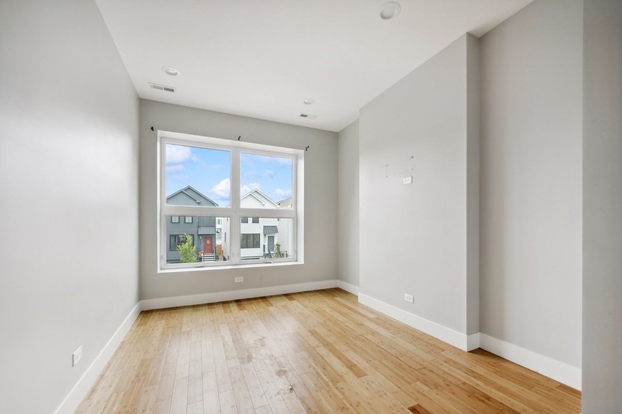 2526 W Lexington St #3 - Photo 4 of 9