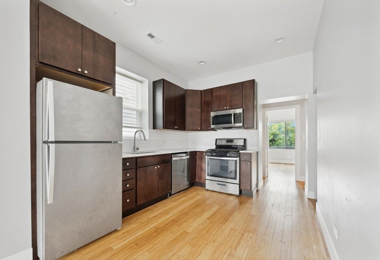 2526 W Lexington St #3 - Photo 6 of 9