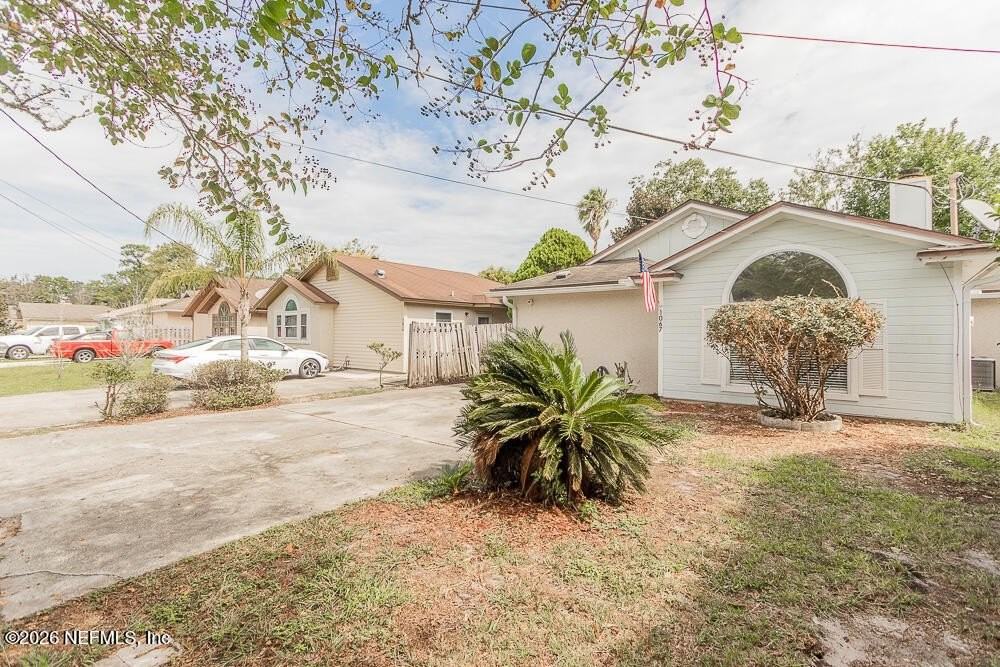 1067 Hibiscus St - Photo 4 of 33
