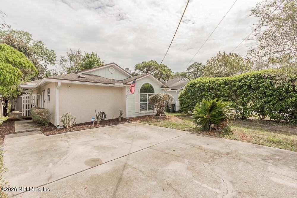 1067 Hibiscus St - Photo 5 of 33