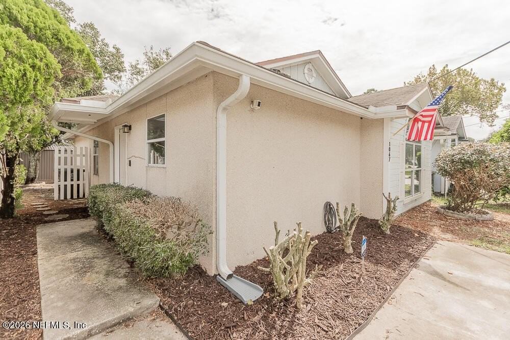 1067 Hibiscus St - Photo 6 of 33