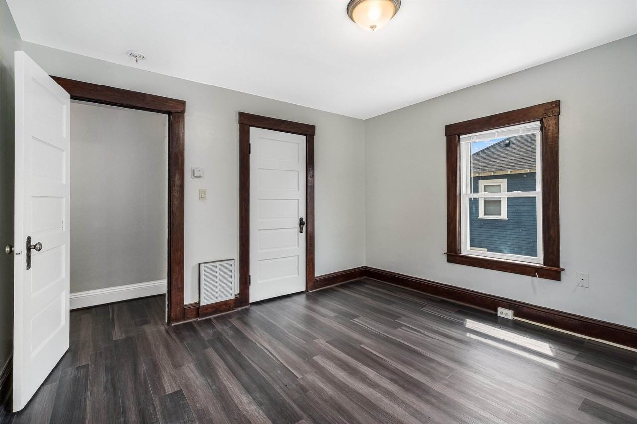 233 Baker St - Photo 4 of 19
