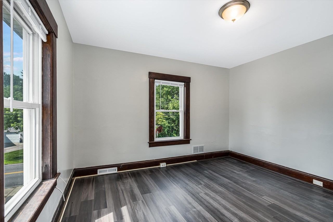 233 Baker St - Photo 5 of 19