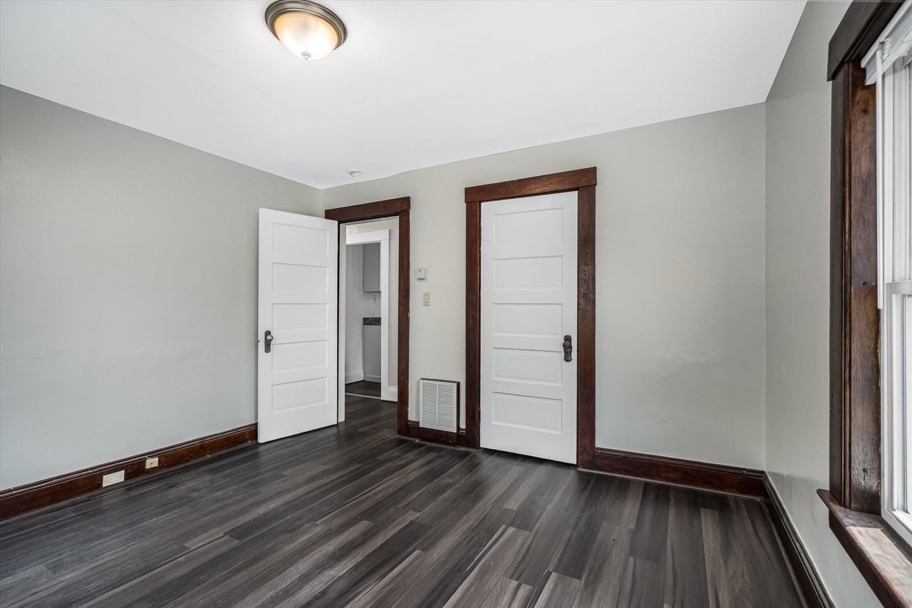 233 Baker St - Photo 6 of 19