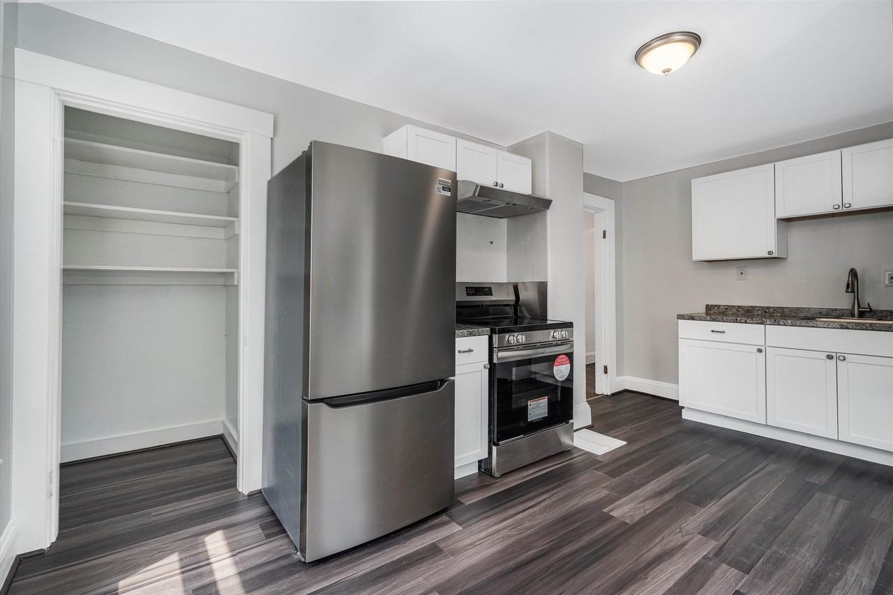 233 Baker St - Photo 7 of 19