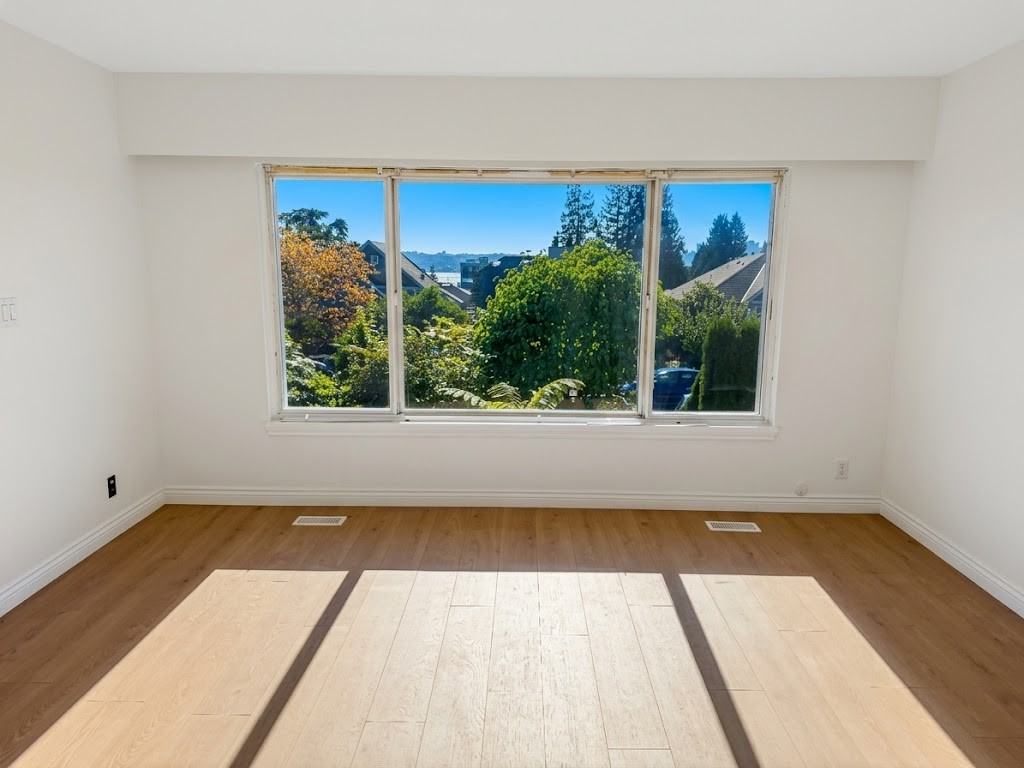 364 5th Street East - Photo 4 of 10