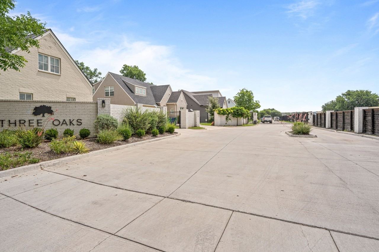 5618 Oaks Ln - Photo 2 of 38