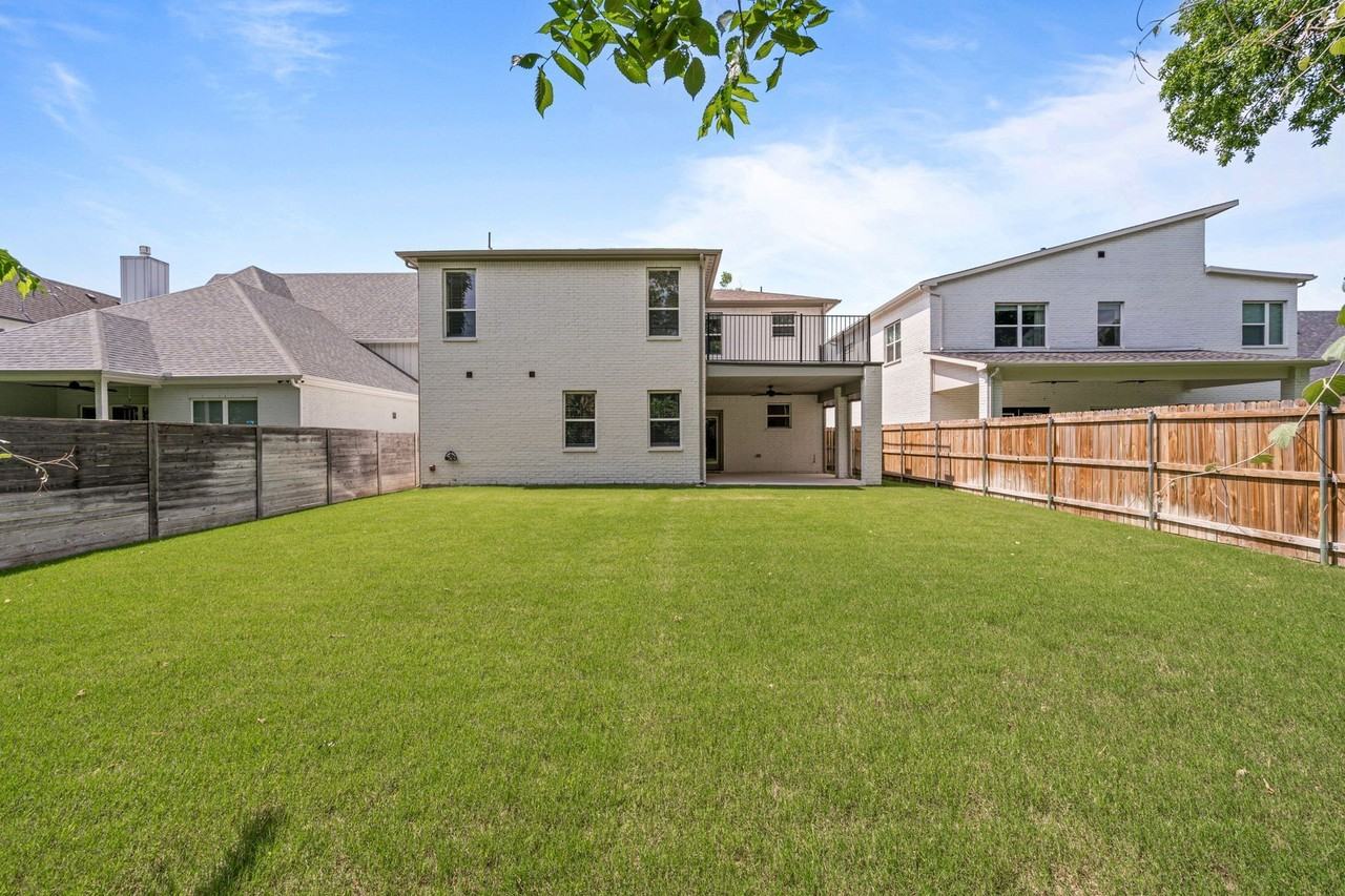 5618 Oaks Ln - Photo 4 of 38
