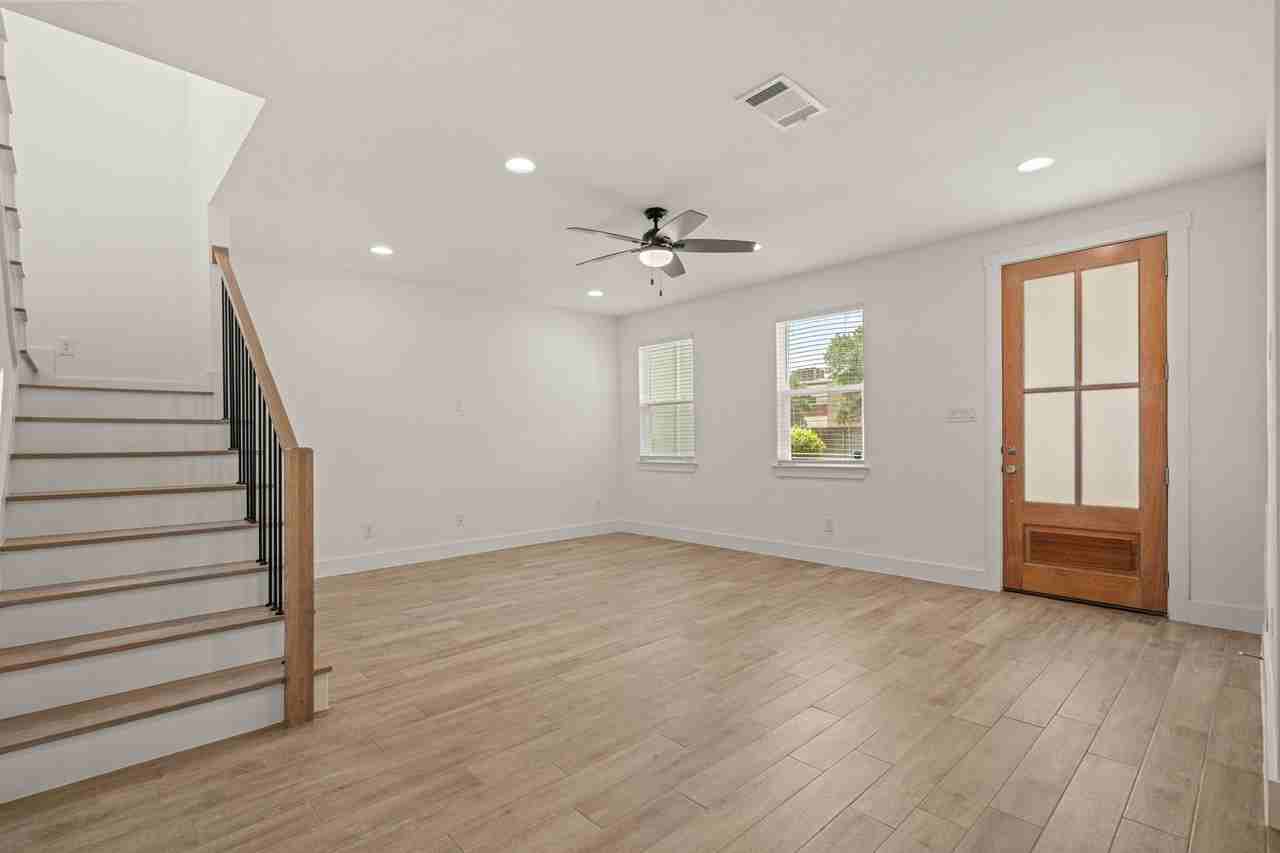 5618 Oaks Ln - Photo 6 of 38