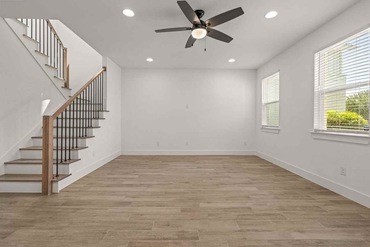 5618 Oaks Ln - Photo 7 of 38
