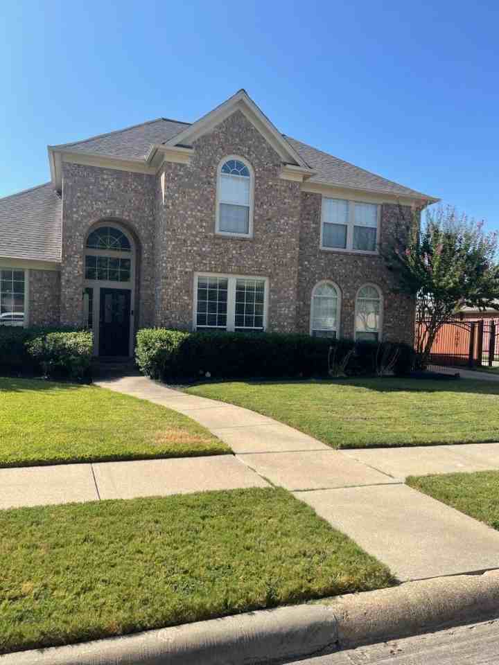 922 Creekbend Dr - Photo 2 of 33